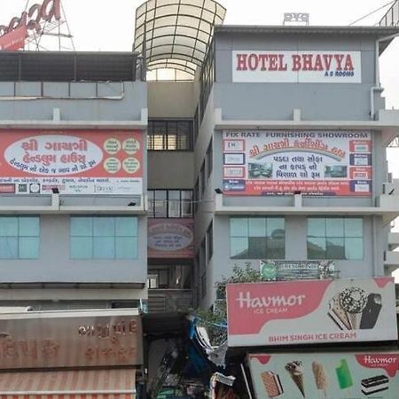 Hotel Bhavya Ahmedabad Bagian luar foto