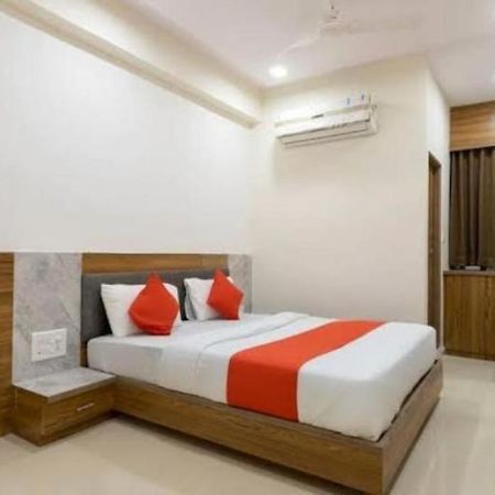 Hotel Bhavya Ahmedabad Bagian luar foto