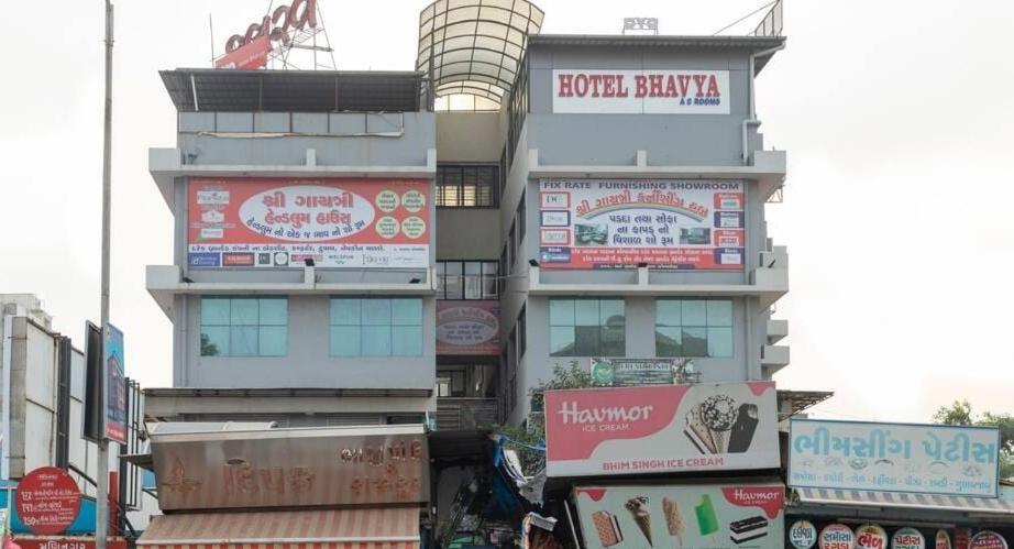 Hotel Bhavya Ahmedabad Bagian luar foto